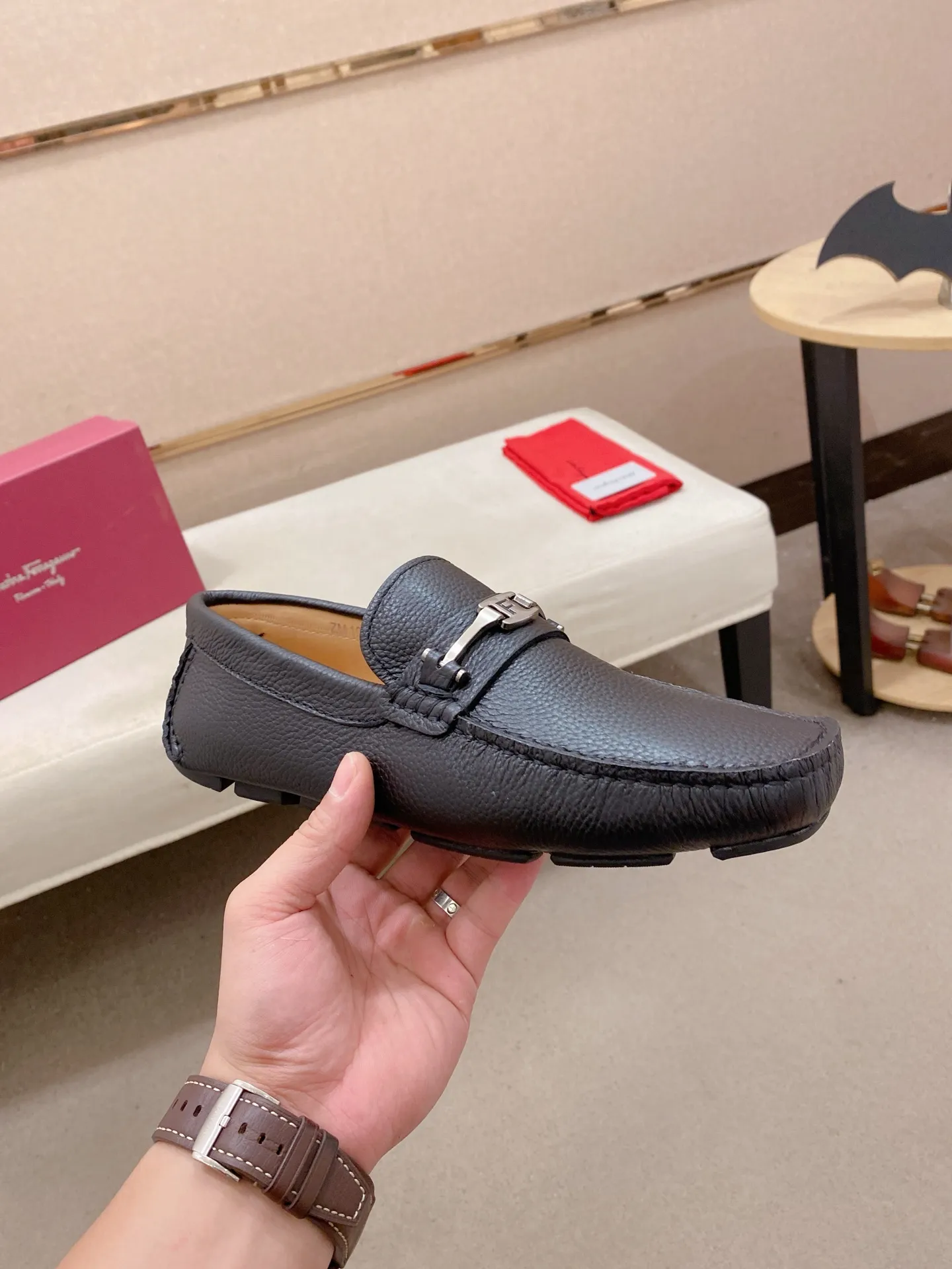 Factory price: 540💰High-end quality! Ferragamo🆕🆕Exclusive hot-selling products in stock🔥🔥New products on the shelves, high-quality Ferragamo men's pea shoes, high-end casual driving shoes, with complete packaging! 💪 💪 Material: imported first-layer cowhide 🐂 + imported high-quality water-dyed cowhide lining + wear-resistant outsole 👍🏻👍🏻 Features: high-end and comfortable, purely handmade 🚀 🚀 Create the perfect shoe that suits you best 🔥 🔥 Size: (38-44) 45 standard size can be customized!